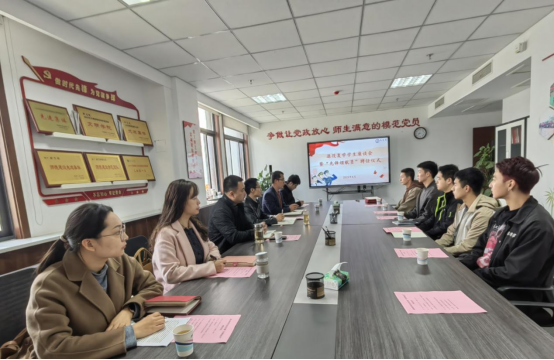 退役不褪色 复学续荣光丨司机社
召开退役复学学生座谈会暨“先锋领航员”聘任仪式