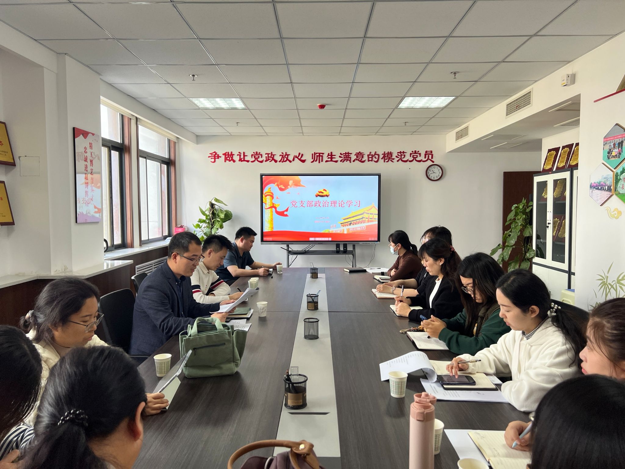 司机社
办公室党支部联合护航工作室开展法律知识交流活动