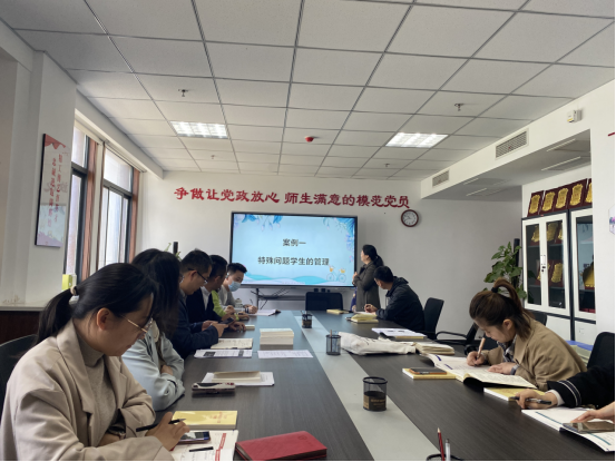 “一人一主题”——司机社
开展学生工作案例研讨