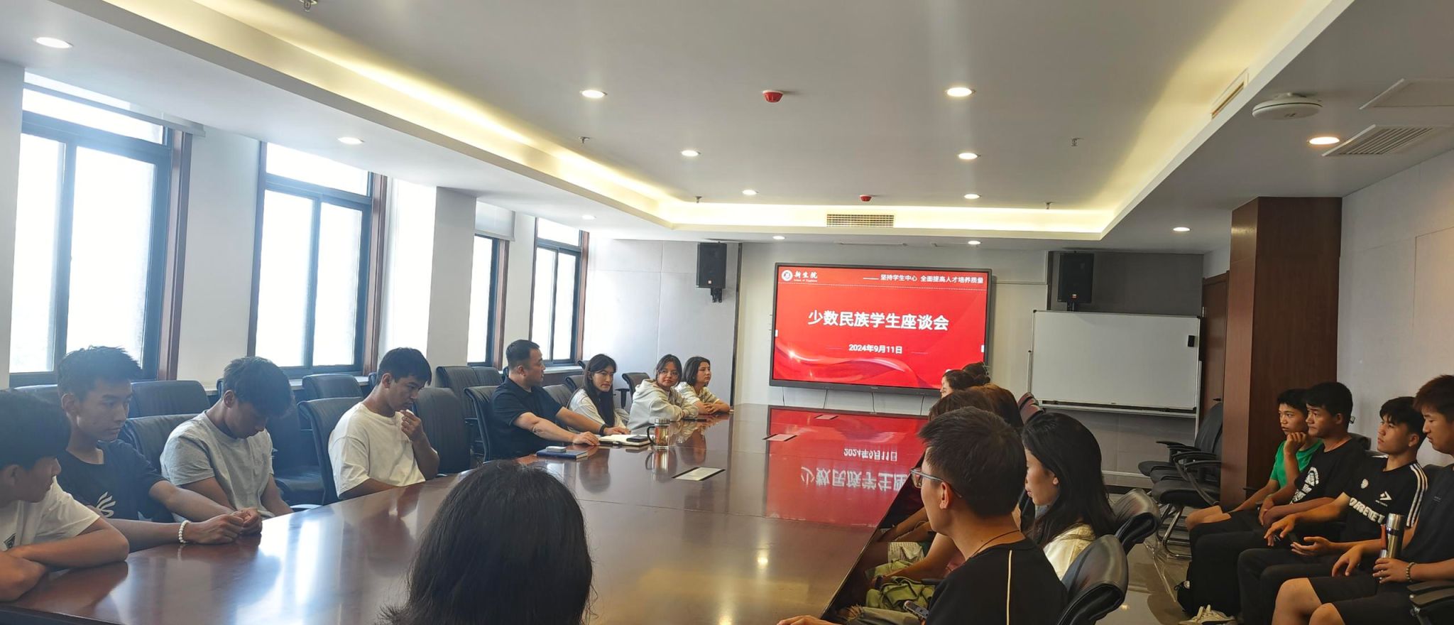 “听党话、感党恩、跟党走”--司机社
召开少数民族学生座谈会
