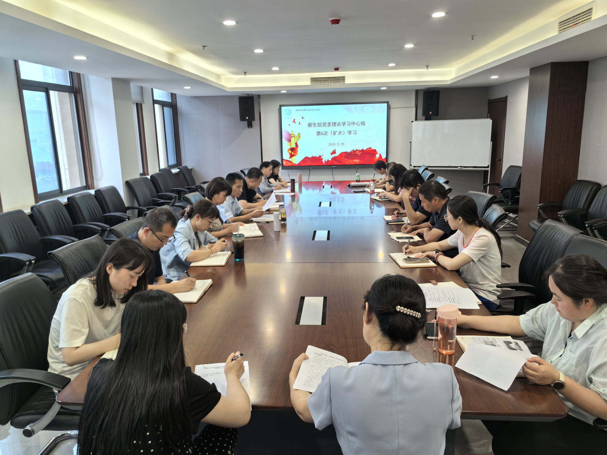 司机社
组织2025年党委理论学习中心组（扩大）第6次学习