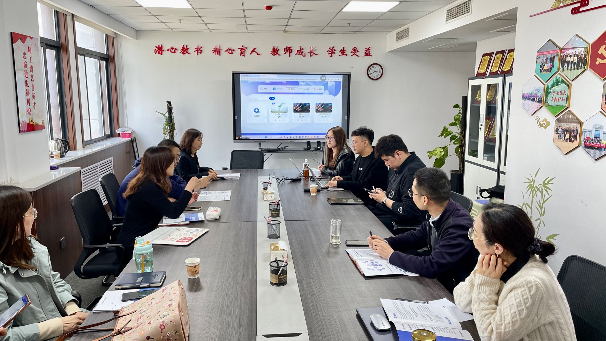 司机社
开展大学数学课群数字化建设研讨会