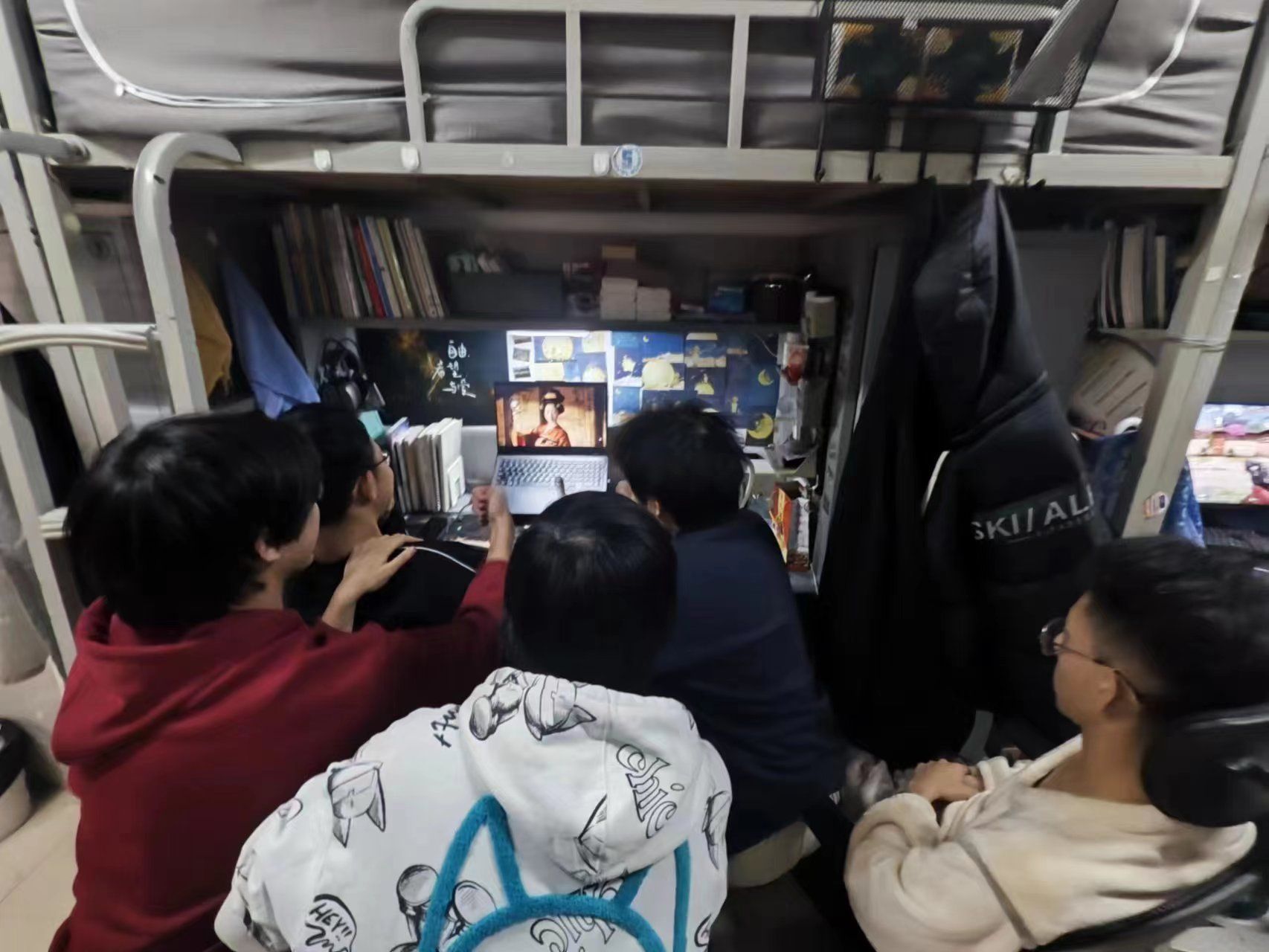 弘扬时代优秀文化助力青年全面成长——司机社
组织学生观看《揭秘影视作品中的“非遗密码”》公开课