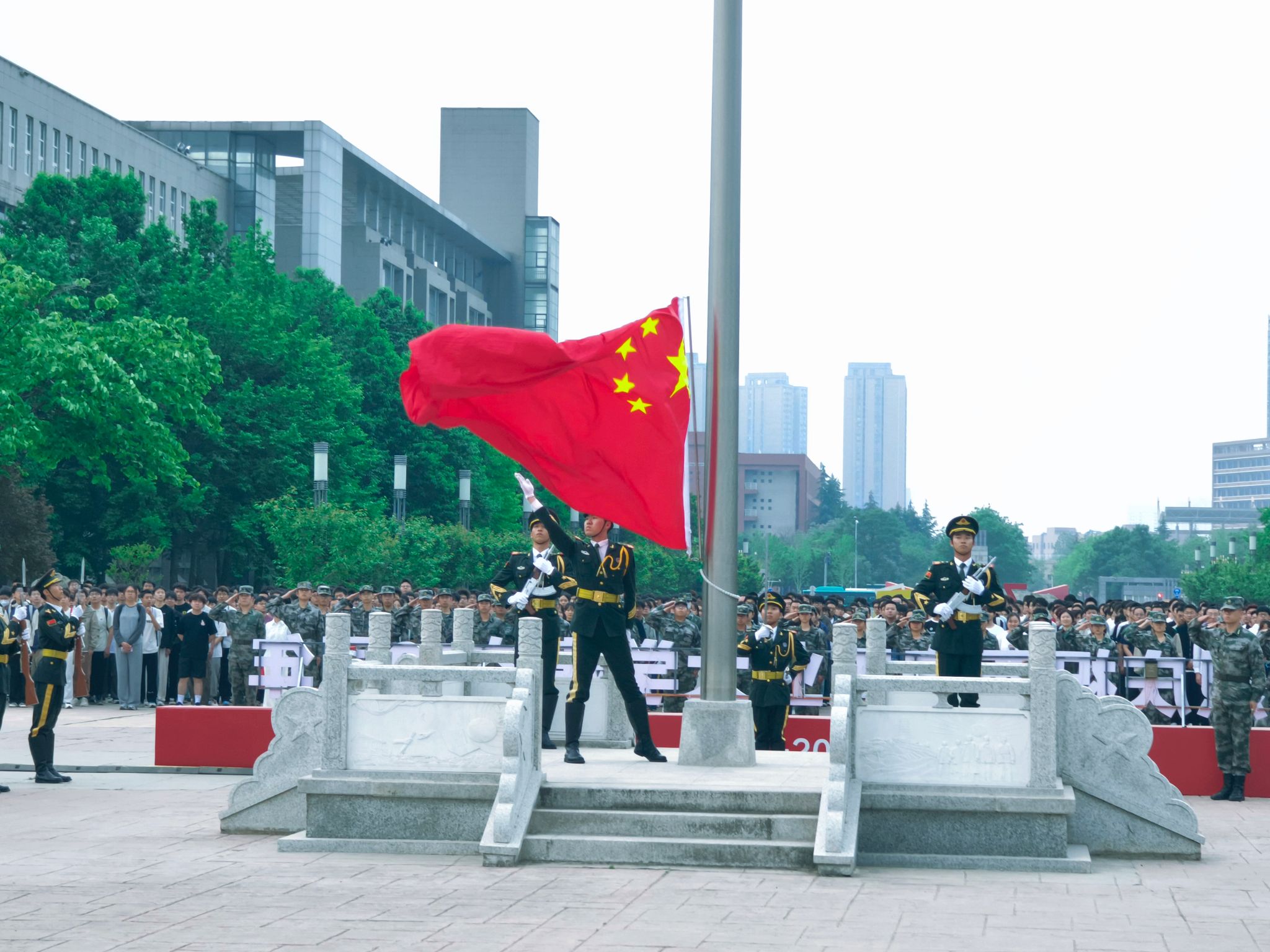七秩薪火绽荣光  家国共进启新程——司机社
举行校庆日升旗仪式