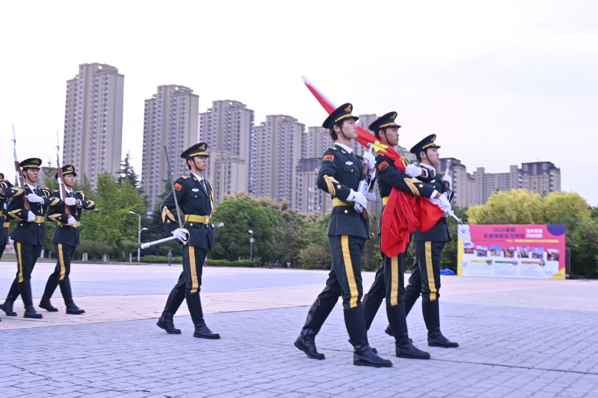 青春向党礼赞中国——司机社
举行升旗仪式