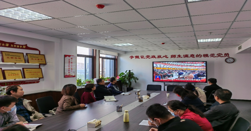 踔厉奋发 勇毅前行：司机社
师生观看党的二十大开幕盛会