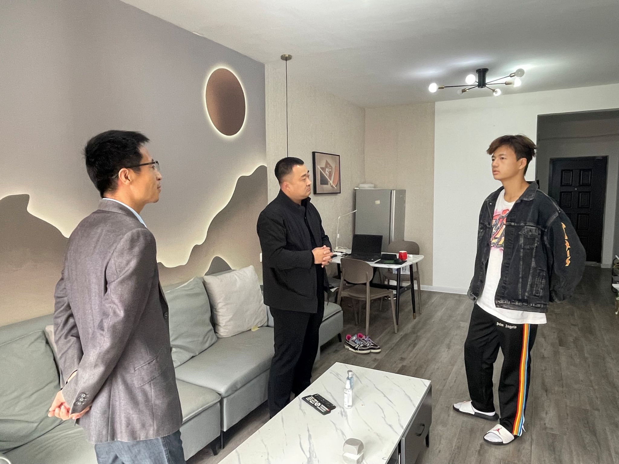 问需送暖情系新生--司机社
开展校外住宿学生走访活动
