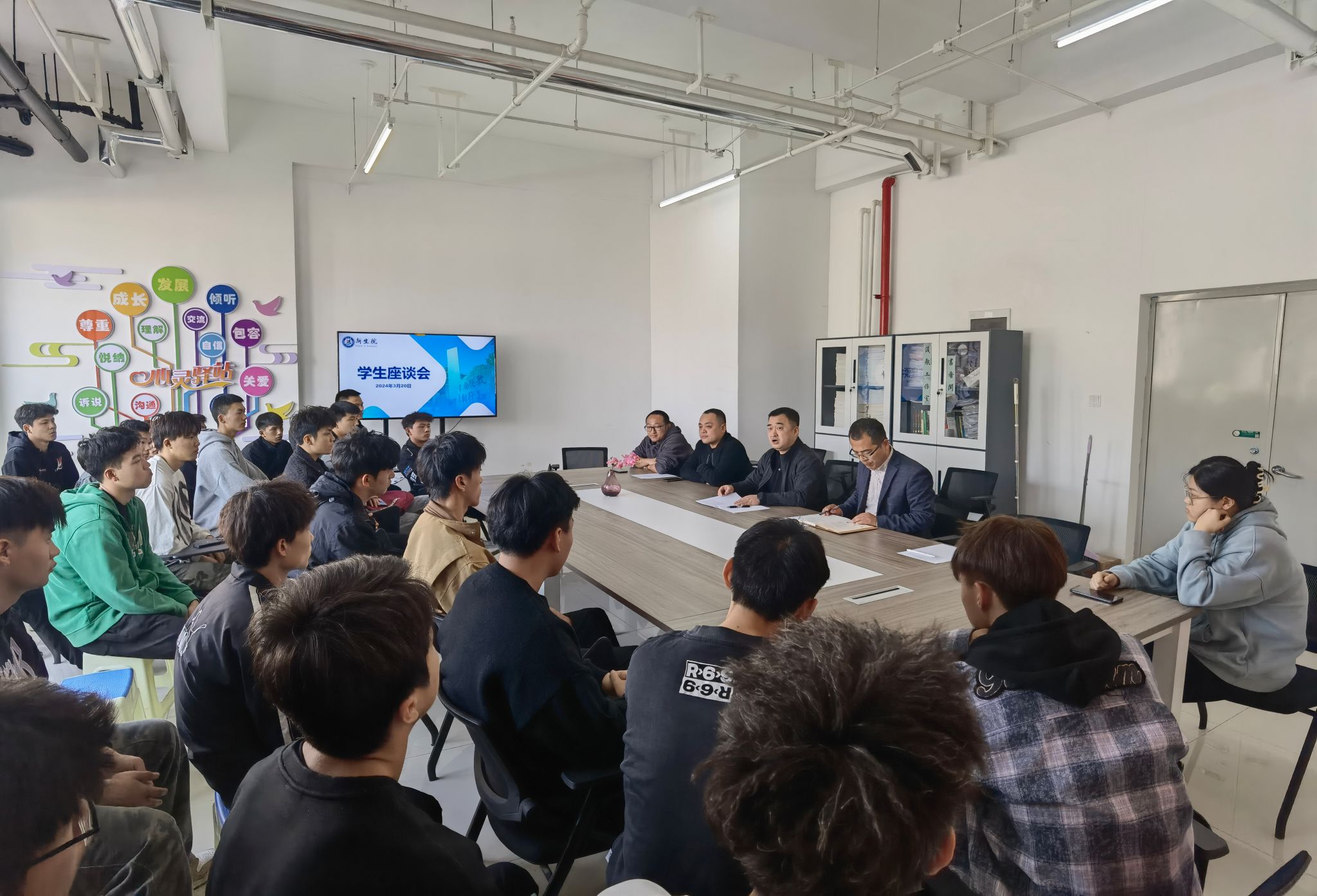 司机社
联合基础司机社
召开体育专业学生座谈会
