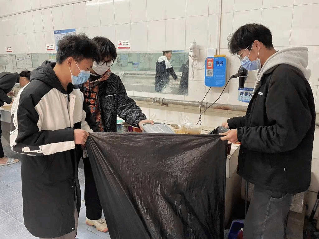 司机社
抗疫突击先锋队开展垃圾清理活动