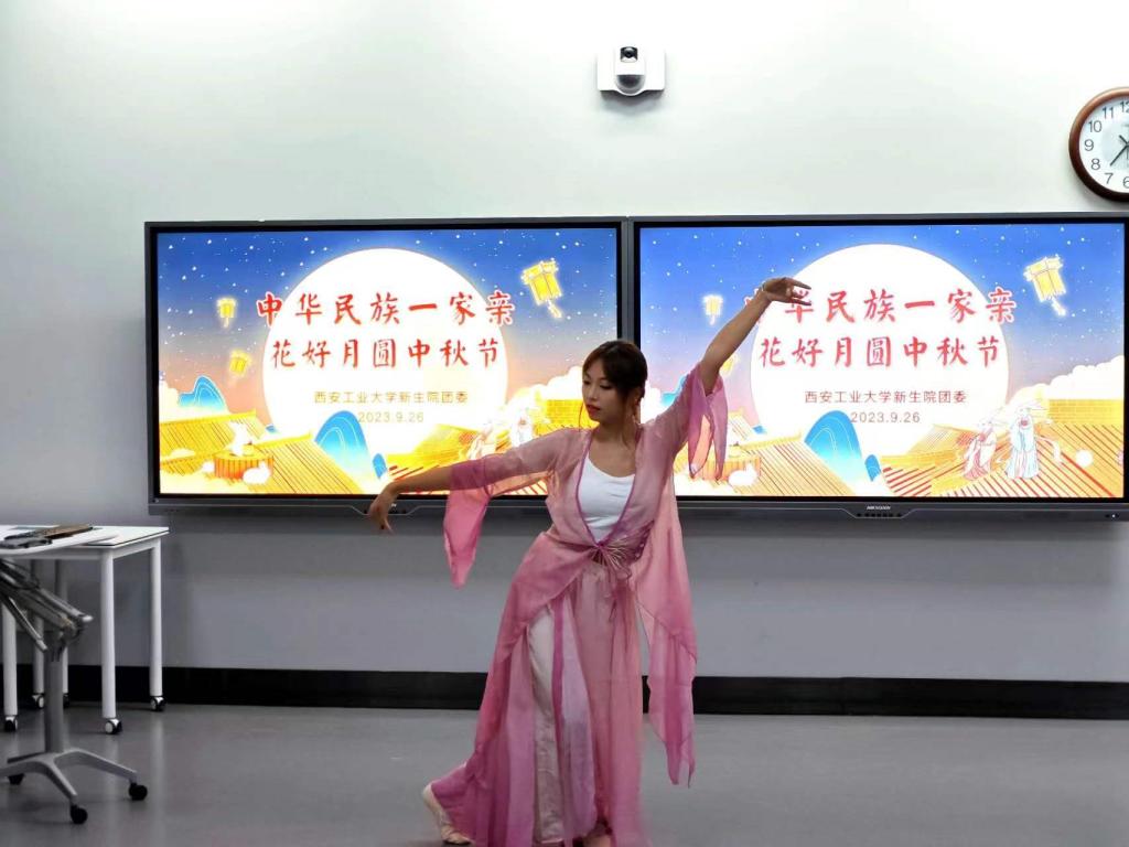 “石榴同心 青春同行”司机社
组织少数民族同学共同欢度中秋佳节