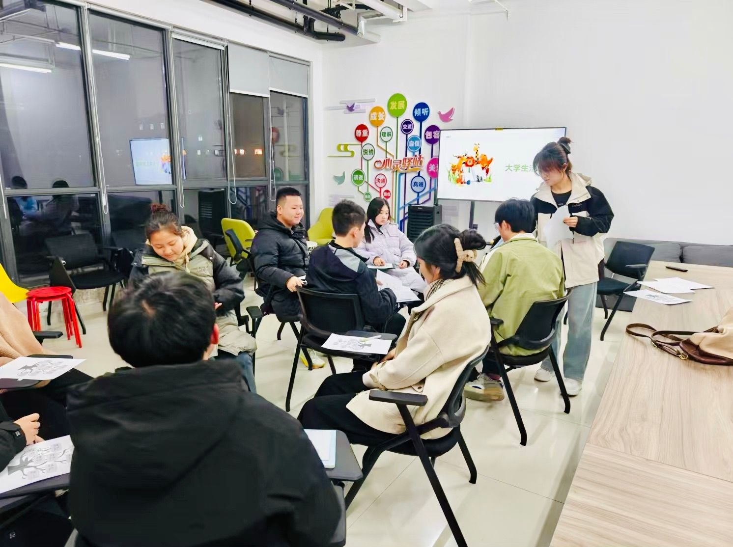 “寓”你同行 助你成长——司机社
举行第二期辅导员宿舍论坛