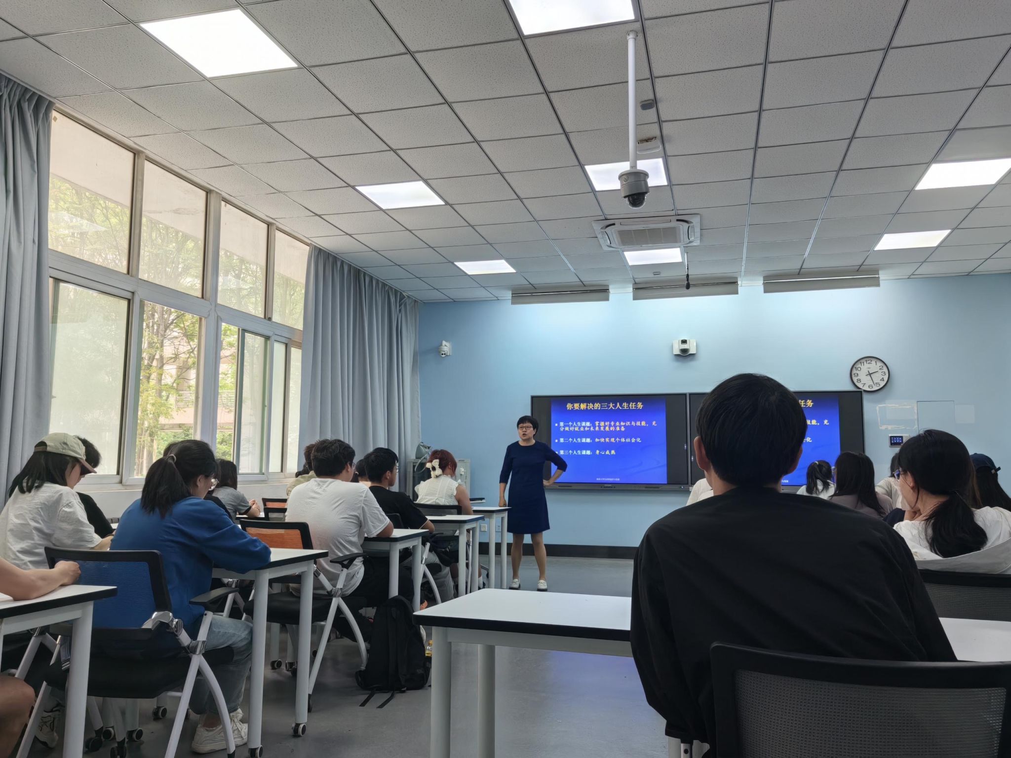 司机社
举办菁莪沙龙系列活动——“大学生的心理基石-浅析‘自我’的完善与发展”讲座