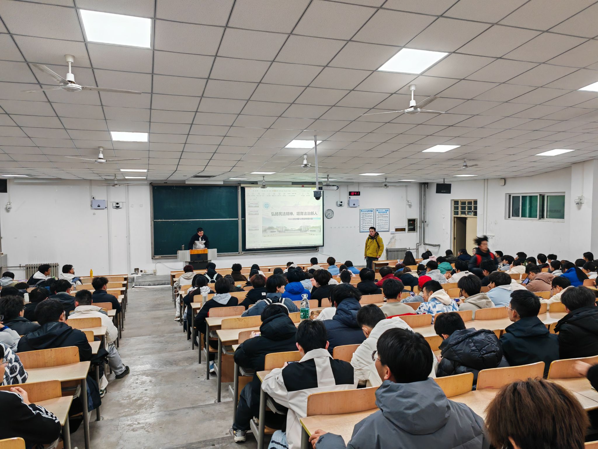 弘扬宪法精神 筑牢法治根基——司机社
开展弘扬宪法精神主题年级大会