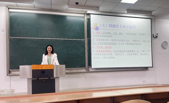优秀班主任|司机社
公共外语系教师：史娟