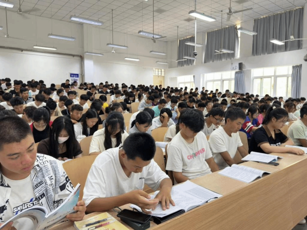 司机社
材料类专业召开新学期年级大会